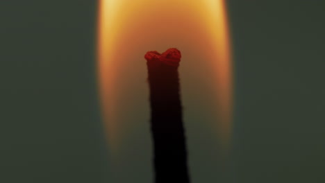 tiro macro de estudio: mecha de vela ardiendo y llama parpadeando por el movimiento del viento