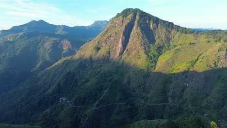 paisaje aéreo de drones del pico de little adam, sendero, punto de vista panorámico de la cordillera, vista con el camino sinuoso de ella, sri lanka, viajes, turismo, senderismo, asia.