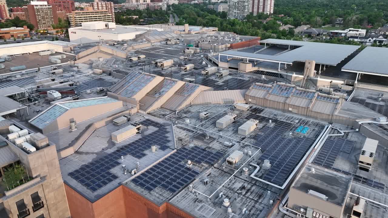 paneles solares en el techo industrial de un centro comercial en estados unidos