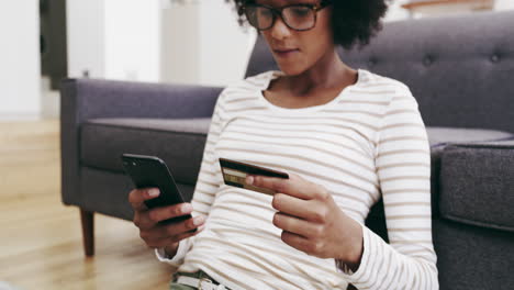 Una-Mujer-Hermosa-Joven-Comprando-En-Línea-Usando