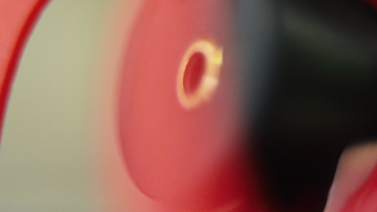 macro toma de un micrófono de escopeta, entrada pl, micrófone rojo en la parte trasera, equipo de cámara, equipo de grabación de sonido, cámara lenta 120 fps, full hd, movimiento de grúa inclinado hacia arriba