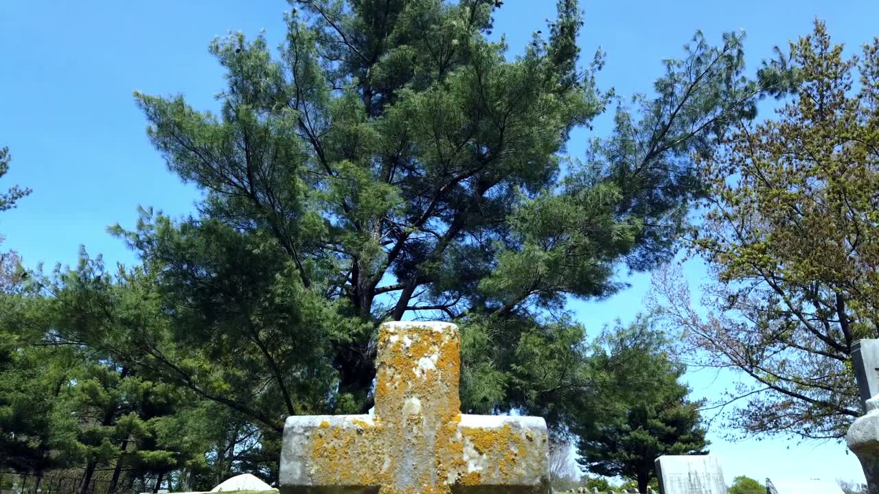 小さな十字架の墓石が空から下りてくる タイムラプス