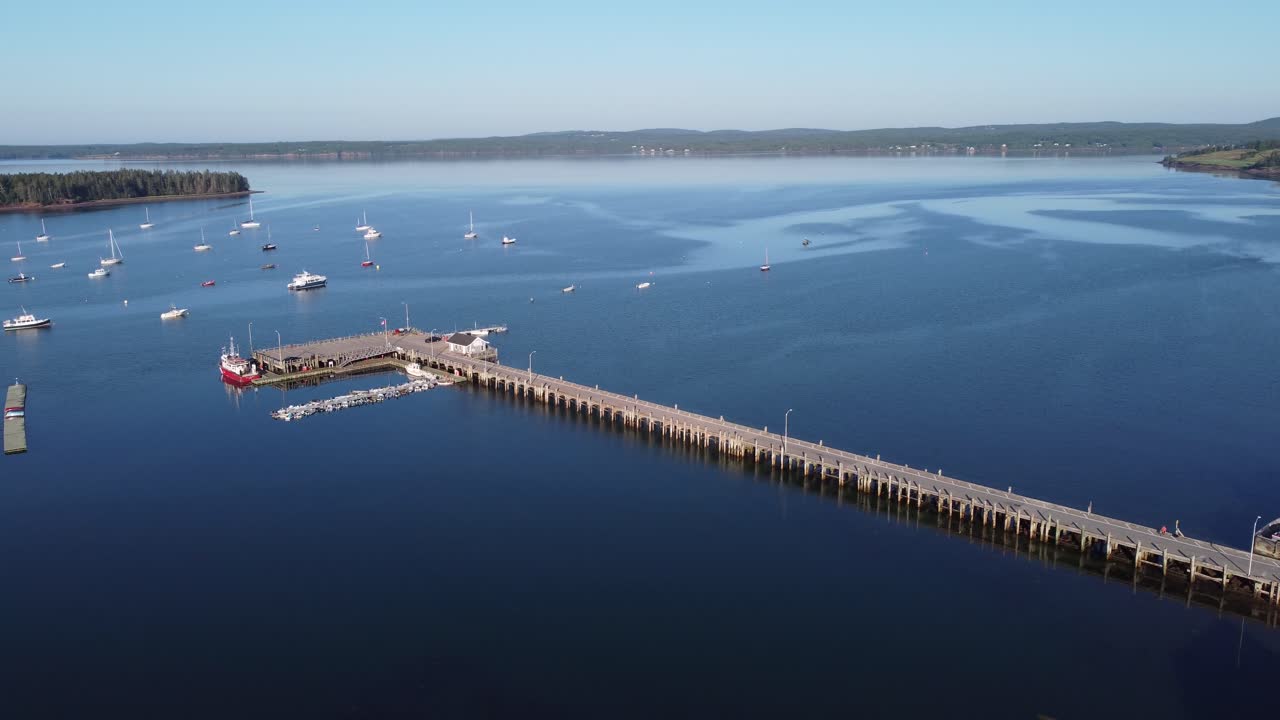 Ripresa aerea con drone del molo di St-Andrews by the Sea, Nuovo Brunswick, durante l'alta marea in una limpida mattina di sole.