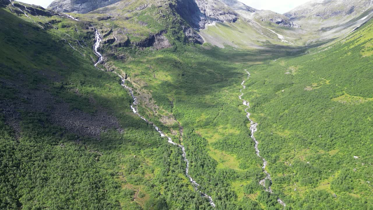 parque nacional de reinheimen en noruega - pintorescas montañas y paisajes naturales verdes - revelación aérea inclinándose hacia arriba