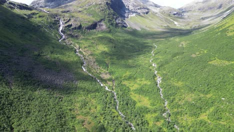 Parque-Nacional-Reinheimen-En-Noruega---Montañas-Pintorescas-Y-Paisaje-Natural-Verde---Revelación-Aérea-Inclinada-Hacia-Arriba
