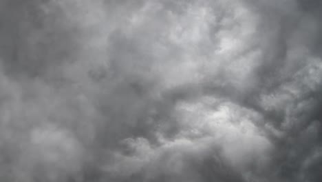 de fondo de tormenta dentro de nubes oscuras por encima del cielo