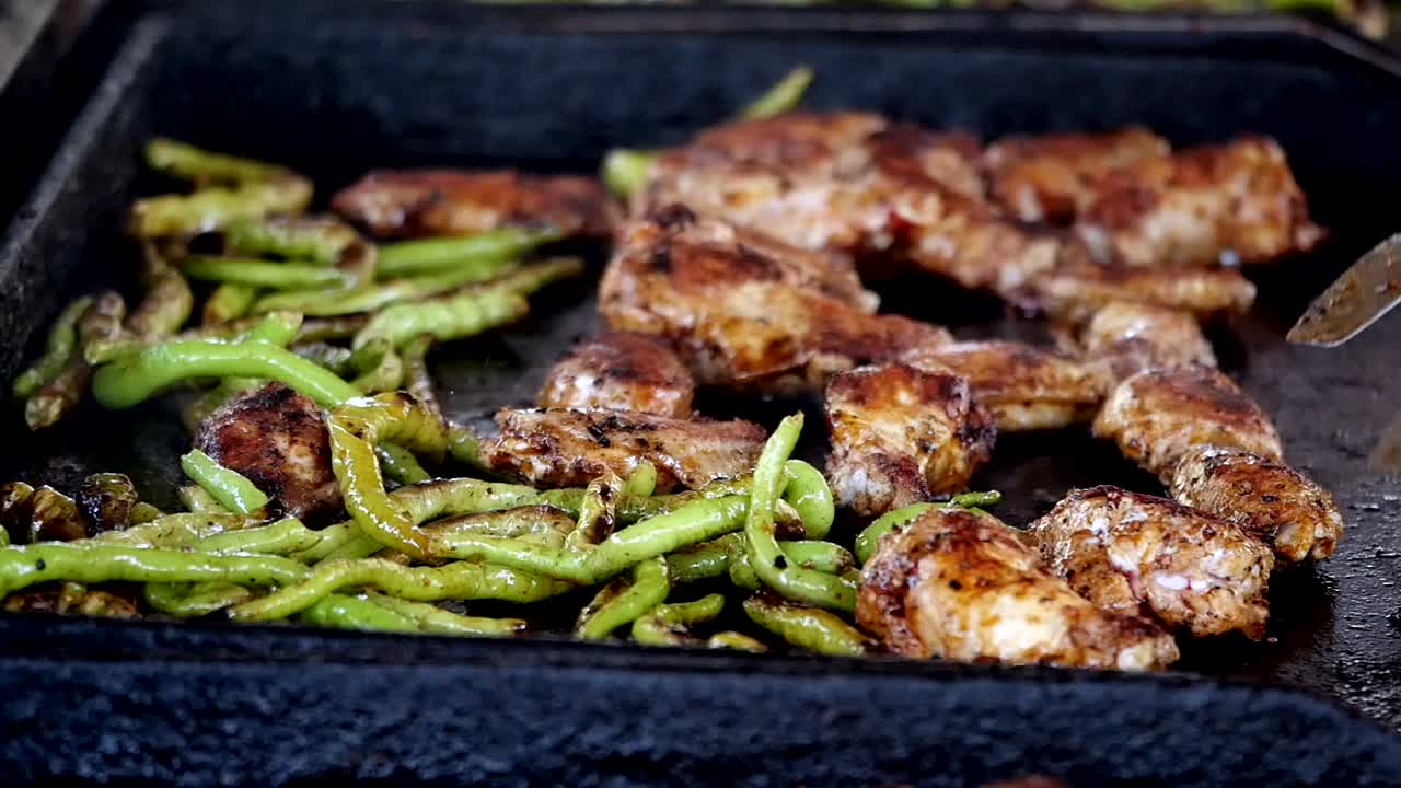 Grilled chicken and green peppers