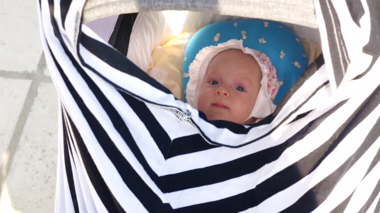 Cullare una bambina nella carrozzina