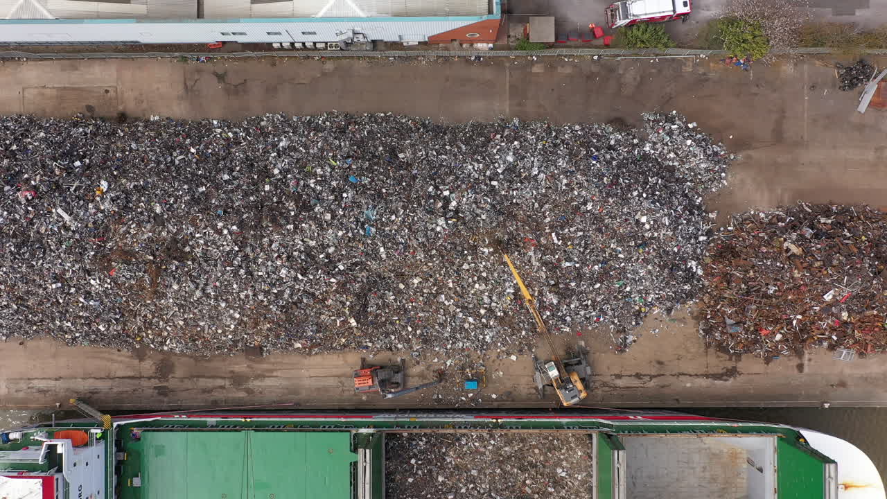 배에 싣고 있는 커다란 고철 더미 위로 새눈이 떨어지는 모습