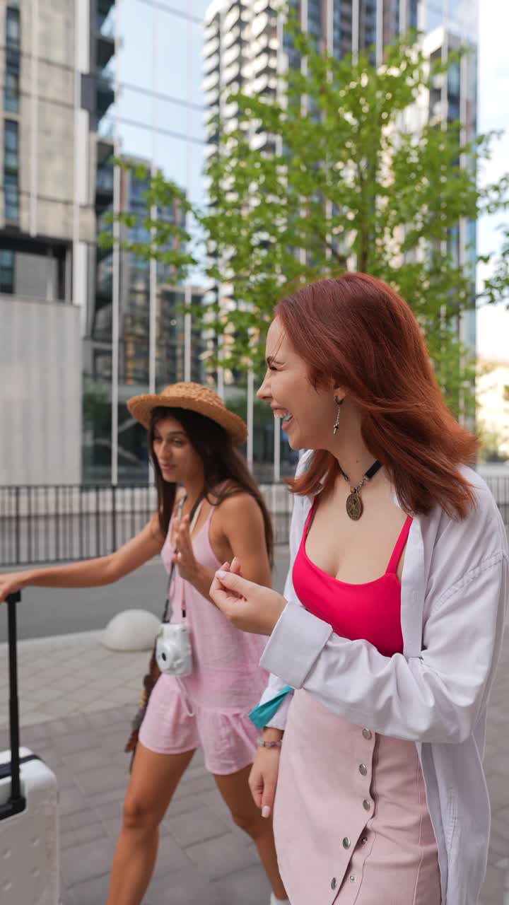dos amigos en un viaje a la ciudad