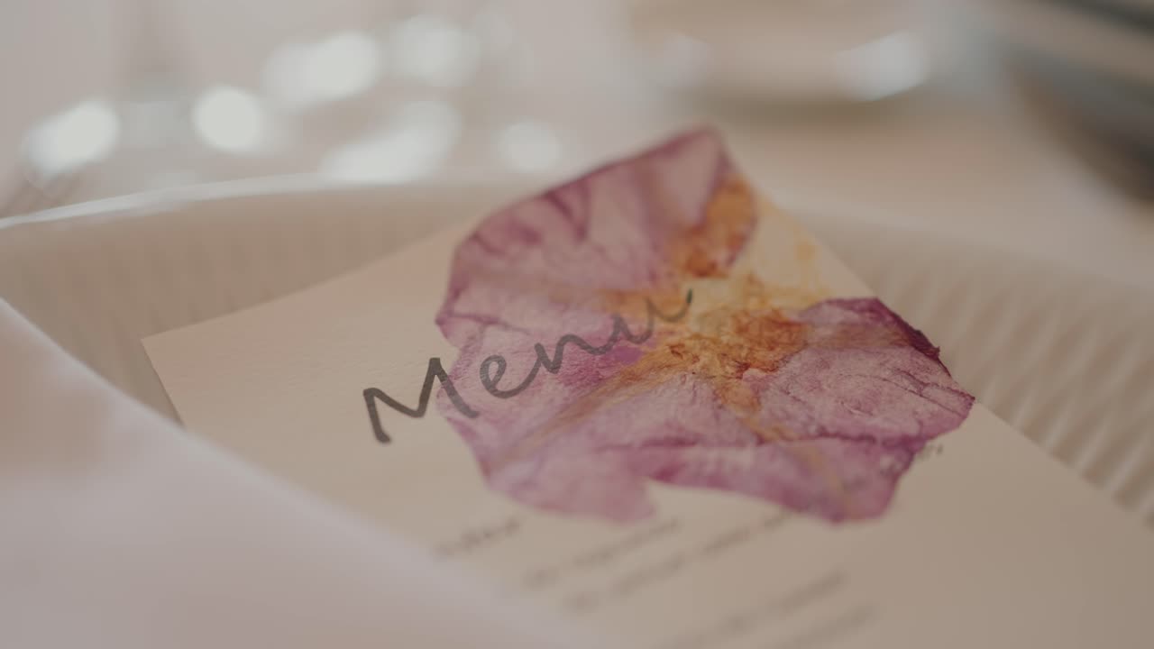 kartu menu elegan dihiasi dengan kelopak yang ditekan lembut