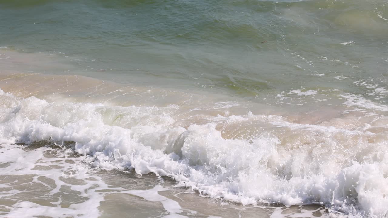 모래 해변 에서 파도 가 부러지는 순서
