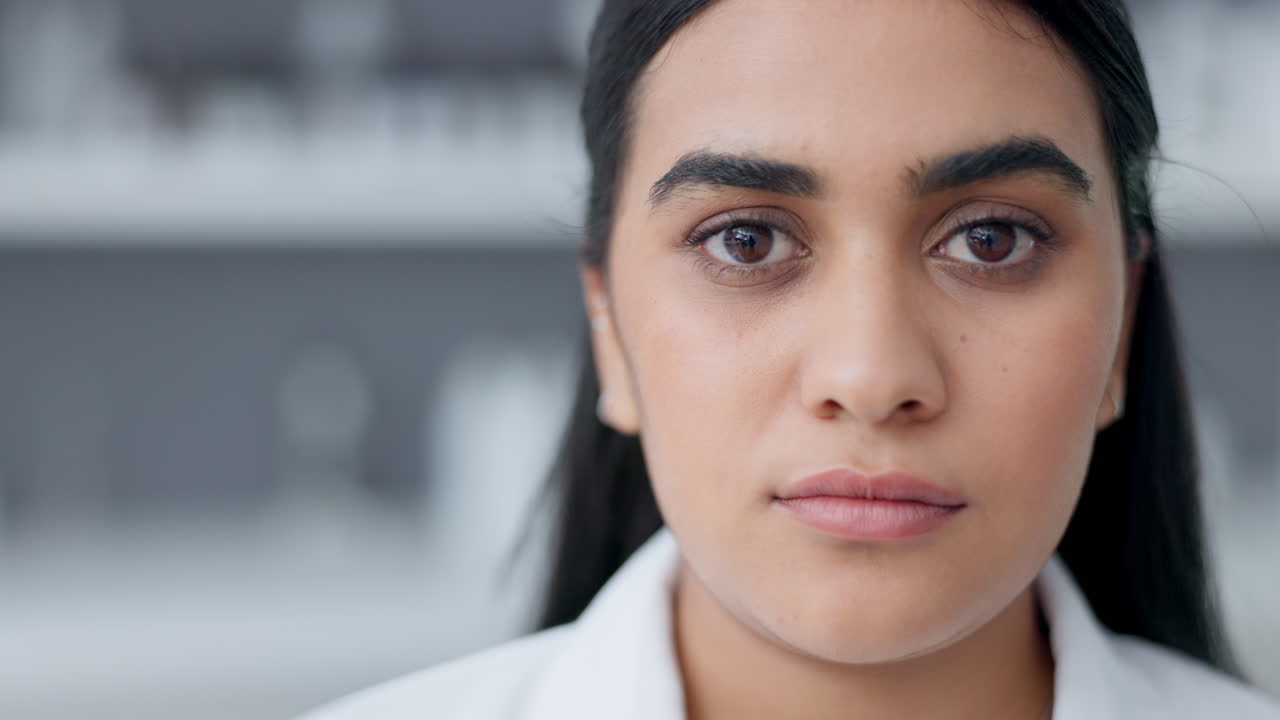 cara de un biólogo serio con espacio de copia