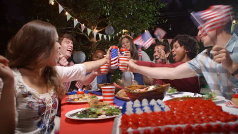 amigos haciendo un brindis para celebrar el 4 de julio en la fiesta