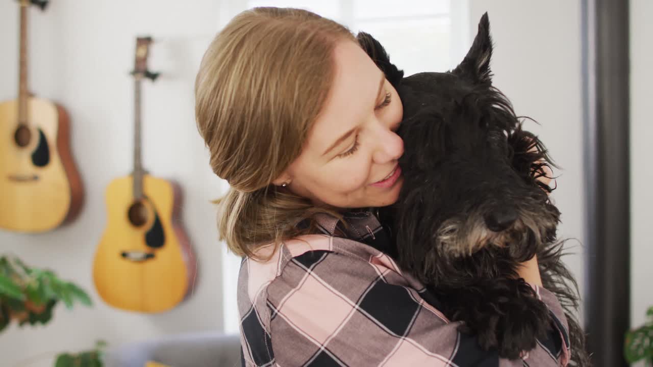 집 에서 개 를 들고 웃고 있는 백인 여자 의 초상화