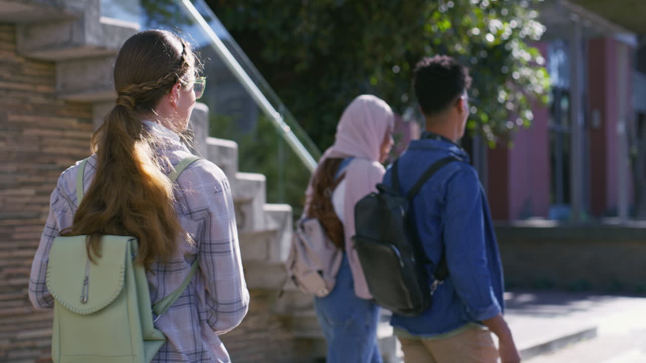 캠퍼스에서 고 있는 학생들