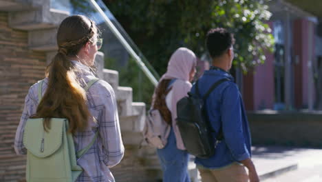 estudiantes caminando por el campus