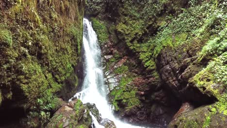 cascada de fantasía de rocas cubiertas de musgo