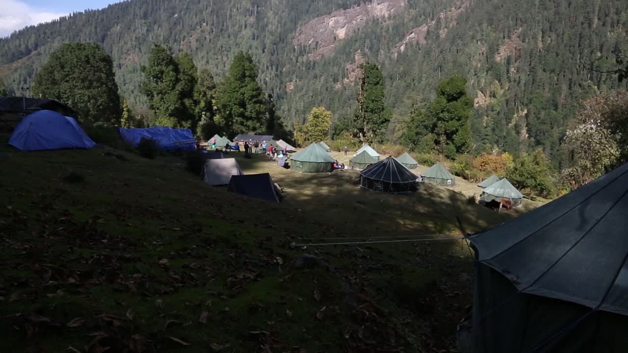 carpa montada en el himalaya tiendas de campaña montadas debajo del campamento avanzado para que los excursionistas pasen la noche para la preparación y relajación del día de la cumbre