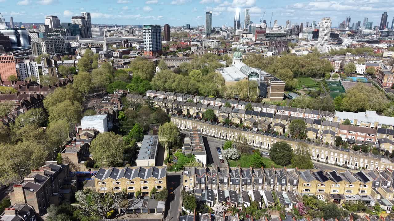 File di case a schiera a Southwark, Londra Sud, ripresa aerea con drone, filmato 4K.
