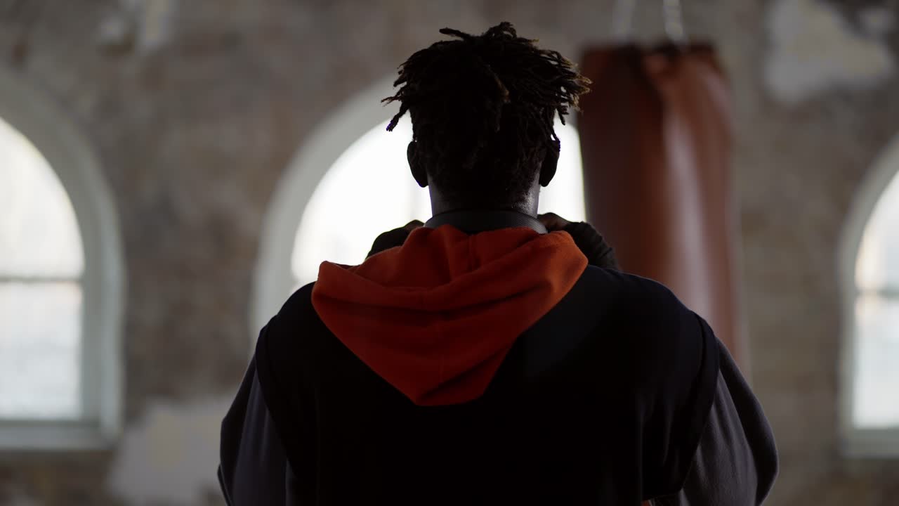 мальчик-подросток и девочка-подросток стоят у берега моря в пасмурный день, мальчик что-то показывает рукой