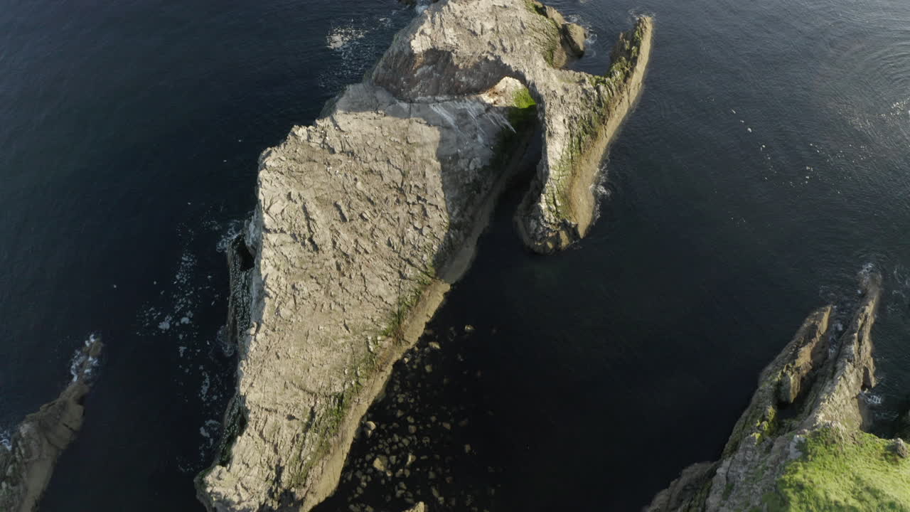una vista aérea de bow fiddle rock en portknockie en una tranquila mañana de verano