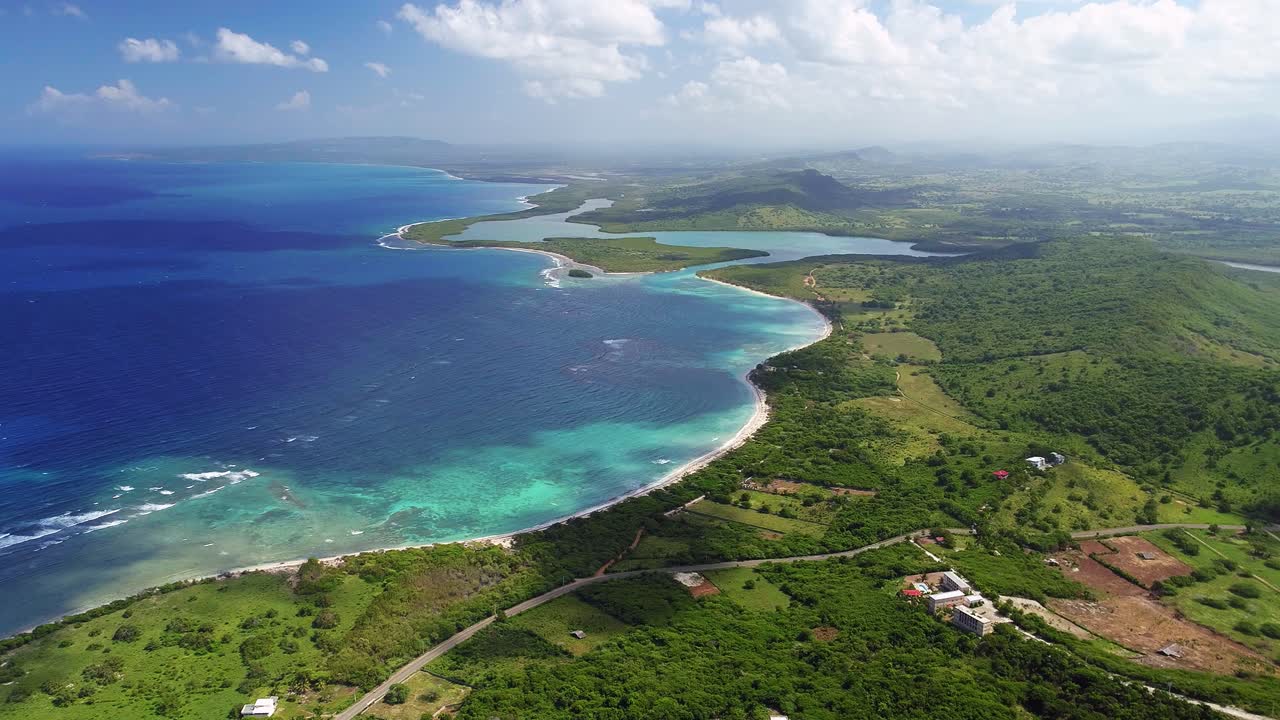 Vista aérea do santuário de mamíferos marinhos na República Dominicana, habitat de peixes-boi, uma espécie ameaçada de extinção.