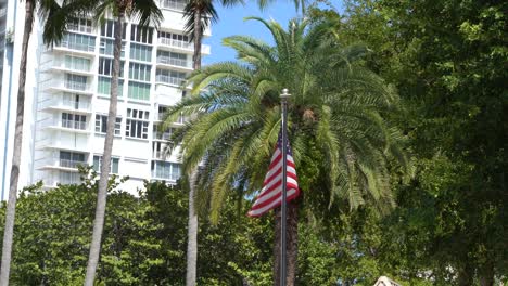 bandera estadounidense ondeando al cielo en un complejo residencial en florida