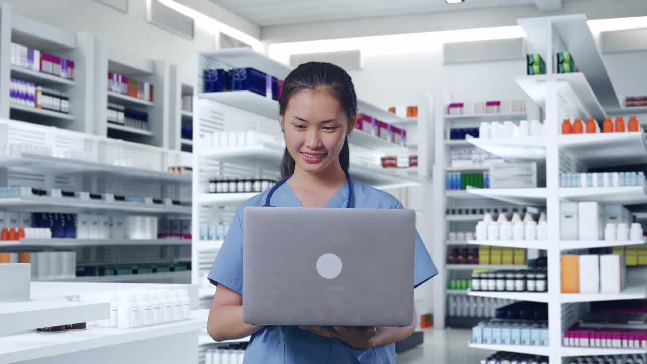 아시아 여성 의사가 스테토스코프를 들고 약국에서 노트북으로 타이핑하고 있습니다.