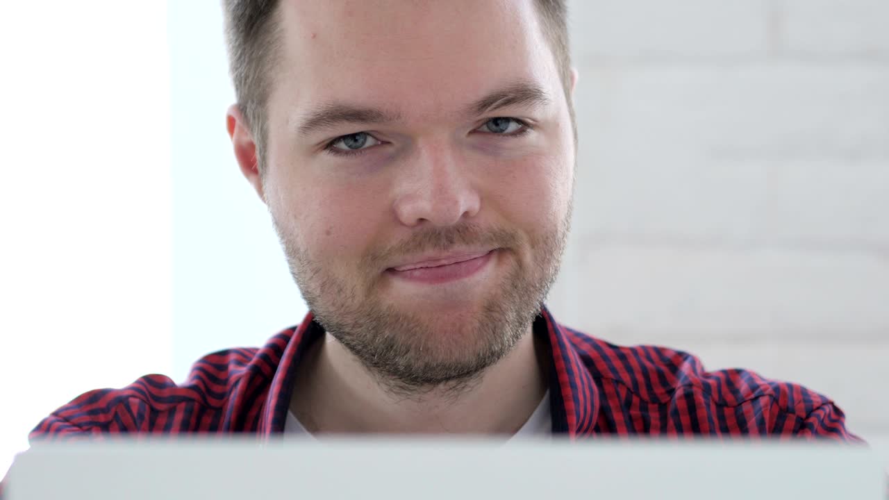 no, joven rechazando sacudiendo la cabeza en el trabajo