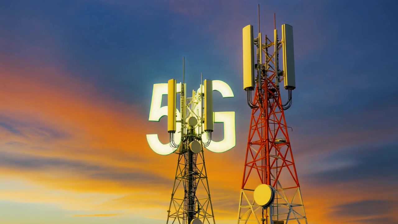 5G-verkon tukiasemat eloisaa auringonlaskun taivasta vasten