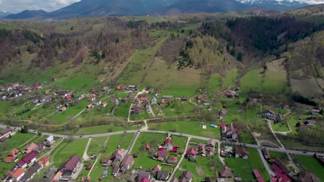 Revelando-Los-Encantos-Ocultos-De-Las-Montañas-Bucegi:-Una-Exhibición-Espectacular-De-Un-Pintoresco-Pueblo-De-Montaña-Y-Una-Exuberante-Vegetación-Contra-El-Majestuoso-Telón-De-Fondo-De-La-Pintoresca-Cordillera-De-Rumania