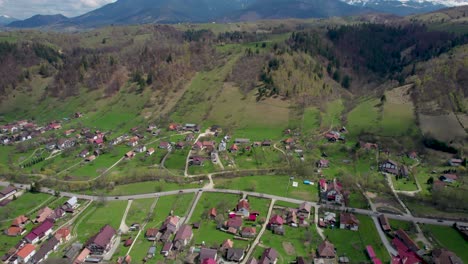 revelando los encantos ocultos de las montañas bucegi - una espectacular exhibición de un pintoresco pueblo de montaña y una exuberante vegetación contra el majestuoso telón de fondo de la pintoresca cordillera de rumania