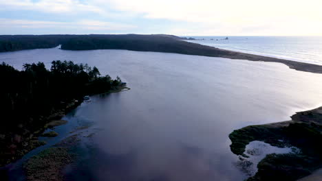 Drohne-Fliegt-Rückwärts-über-Den-Floras-Lake-In-Der-Nähe-Von-Langlois-An-Der-Küste-Von-Oregon