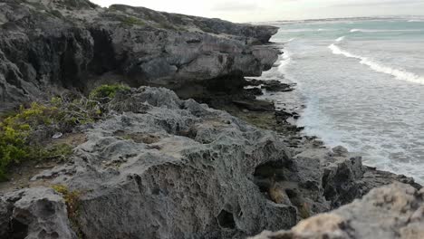 rocas dentadas y acantilados rocosos y olas