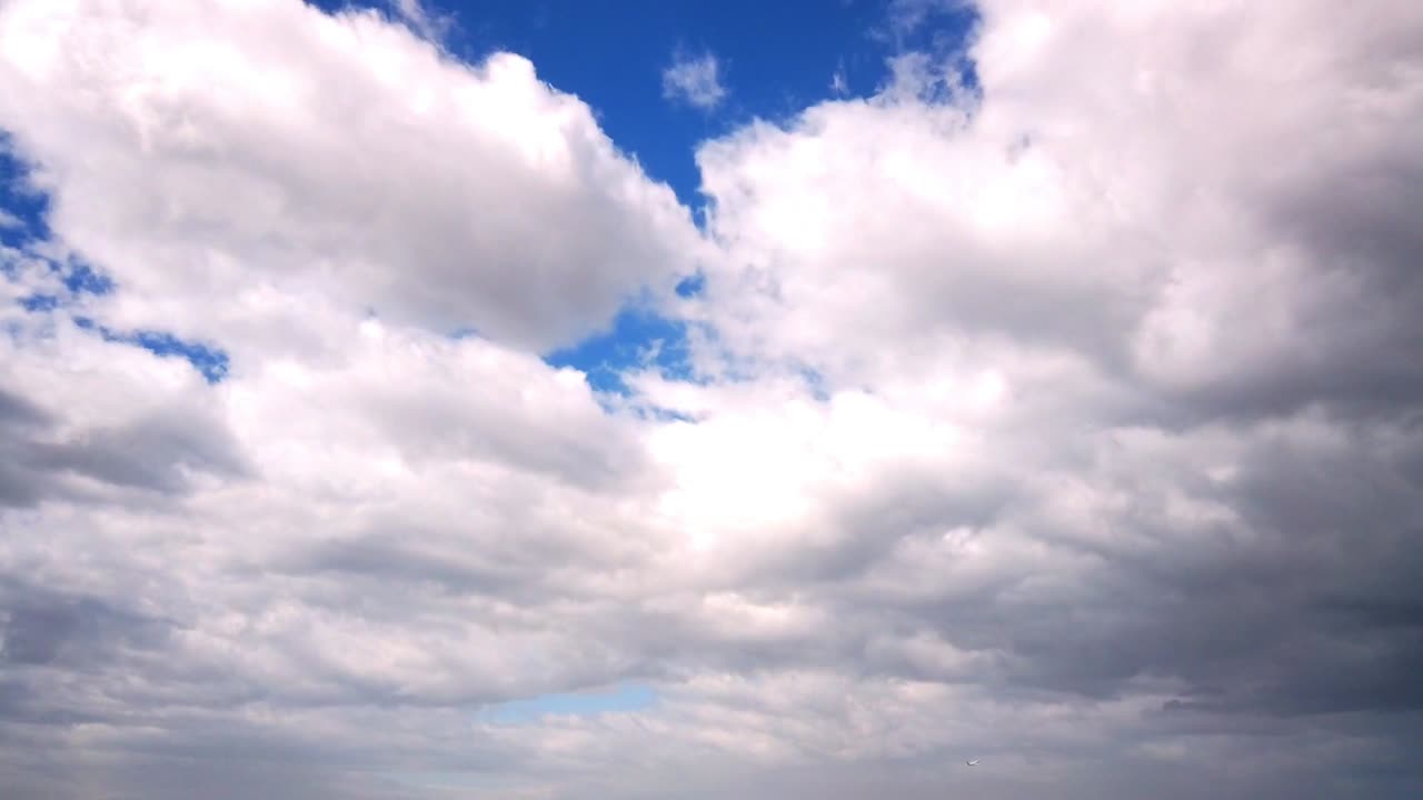 공항 근처의 흐린 날에 흰색과 짙은 푹신한 푹신한 구름이 돌진하고 아름다운 푸른 하늘 배경
