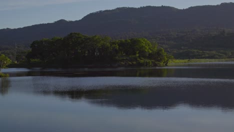 Shot-of-a-lake-in-Sonoma,-California-at-sunset