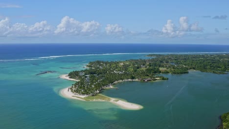 drones aéreos de primera categoría vuelan sobre las islas mauricio mar de agua turquesa, cielo azul panorama de destino de viaje paradisíaco tropical en el océano índico