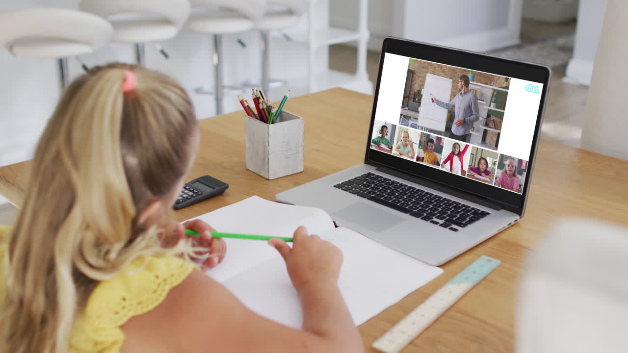 кавказская девушка проводит видеоконференцию с учителем и одноклассниками на ноутбуке дома