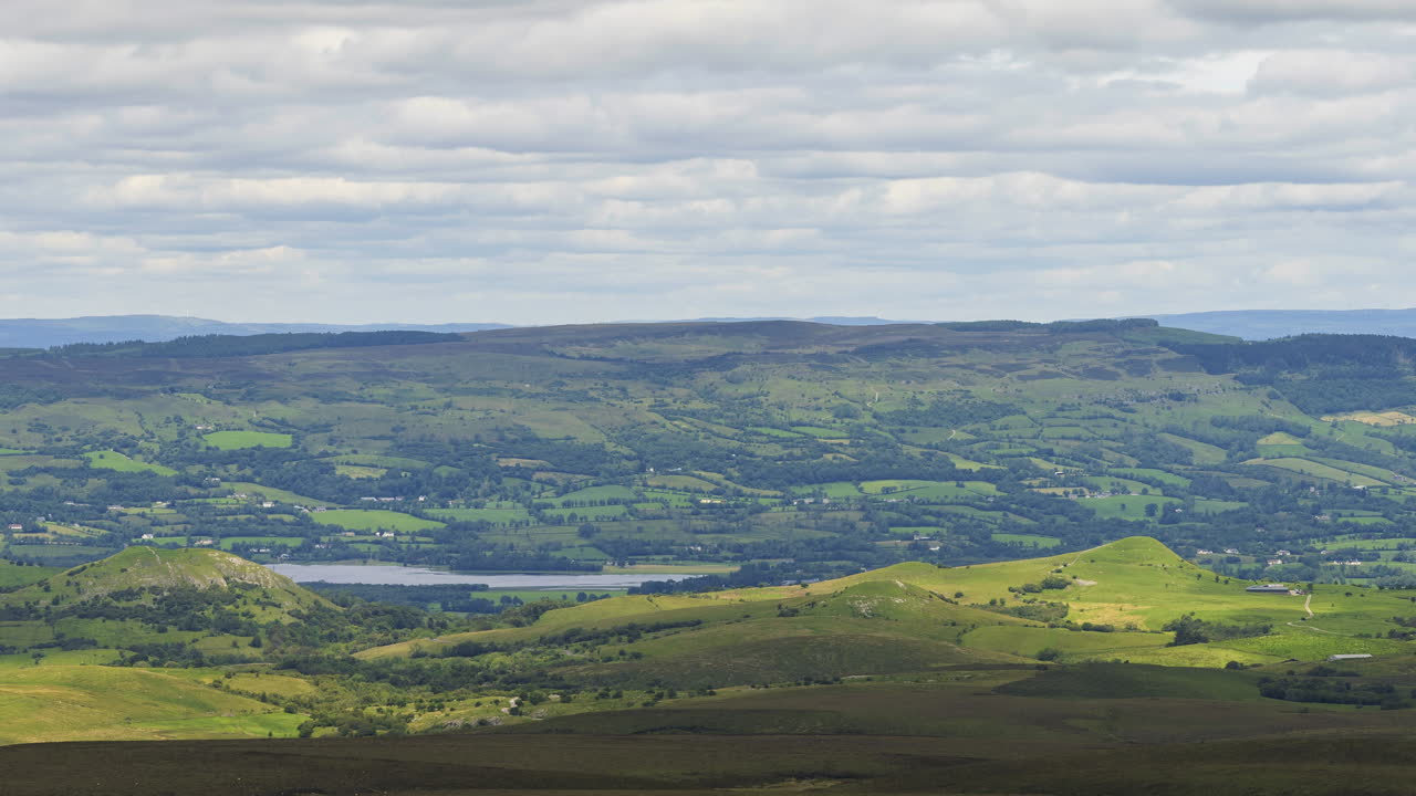 lapso de tiempo del sendero del paseo marítimo de cuilcagh conocido como escalera al paseo del cielo en el condado de fermanagh en irlanda del norte durante el día con paisaje escénico