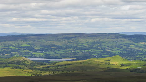 Lapso-De-Tiempo-Del-Sendero-Del-Paseo-Marítimo-De-Cuilcagh-Conocido-Como-Escalera-Al-Paseo-Del-Cielo-En-El-Condado-De-Fermanagh-En-Irlanda-Del-Norte-Durante-El-Día-Con-Paisaje-Escénico