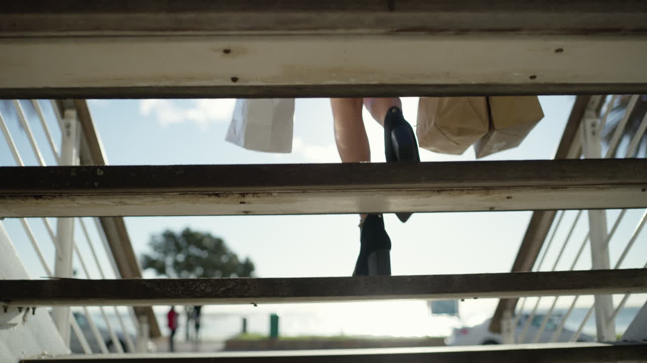 일이 어려울 때, 힘든 사람은 쇼핑을 합니다.