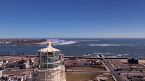 faro de la costa de jersey de primer plano medio con ascenso aéreo