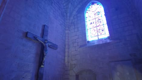Natürliches-Licht-Durch-Ein-Buntglasfenster-Ländliche-Kirche-Südfrankreich