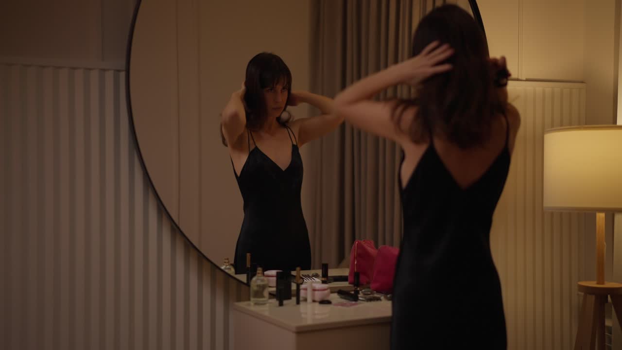 Donna in abito che ammira il suo riflesso nello specchio