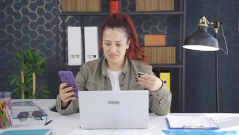 mujer de negocios comprando a través del comercio electrónico.