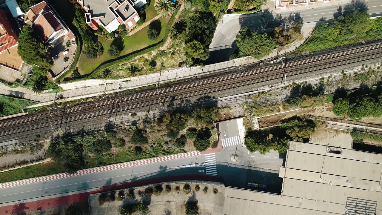 Vista aerea di una città costiera con spiaggia, oceano e zona residenziale