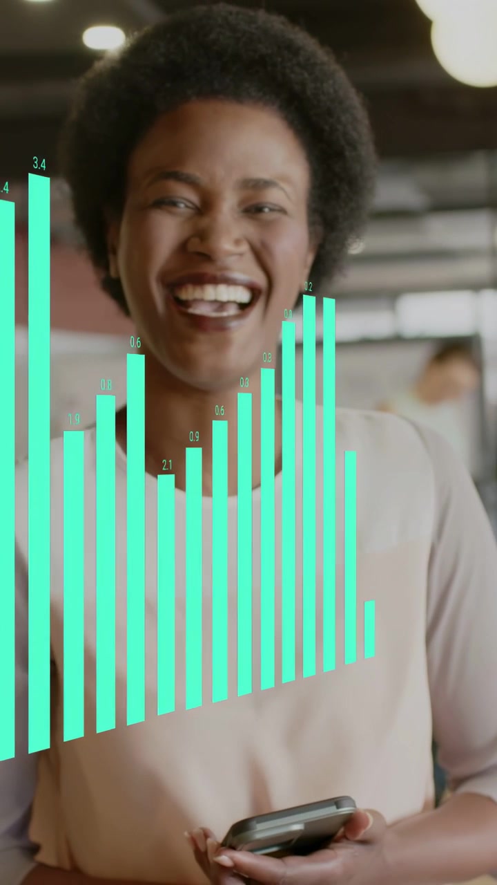 Vidéo verticale: Femme utilisant un smartphone, vérifiant les KPI de vente tandis que des barres sarcelle montent devant elle en souriant