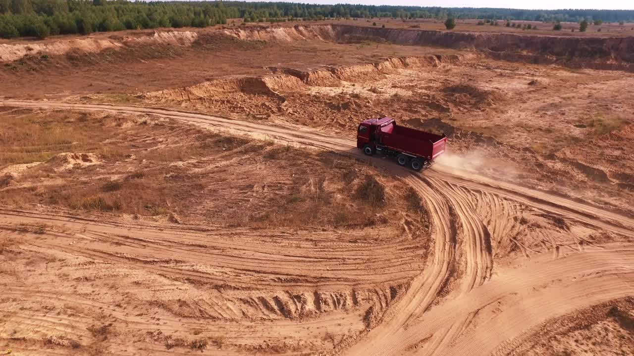 camión de descarga en una cantera de arena