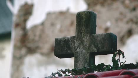 cruz de piedra en la iglesia gótica velhartice